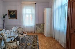 Cladire istorica, apartament 2 dormitoare, decomandat, zona Sinaia