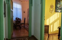 Cladire istorica, apartament 2 dormitoare, decomandat, zona Sinaia