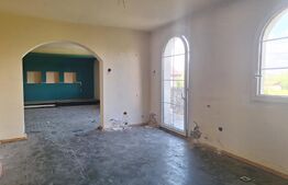 Casa individuala renovabila, de vanzare, cu 5 camere, 5000 mp teren, zona Plopi