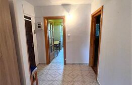 Apartament cu 3 camere, decomandat, zona Lipovei