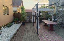 Casa individuala de vanzare Utvin 720mp teren hala de depozitare si 2 garaje