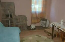 Casă de vânzare într-o zonă liniștită, sus pe deal, cu priveliște superba