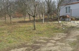 Casă de vânzare într-o zonă liniștită, sus pe deal, cu priveliște superba