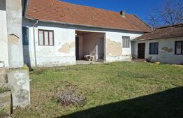 Casă spațioasă la sat SINTESTI, cu 6 camere, curte generoasă și grădină 