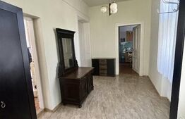 Casă cu arhitectură elegantă și pod înalt, la 15 minute pietonal de Piața Unirii