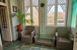 Casă cu arhitectură elegantă și pod înalt, la 15 minute pietonal de Piața Unirii