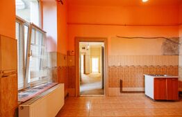 Cladire istorica, 175mp-5 camere, etaj 1,  1538Euro/ mp ,  zona Sinaia