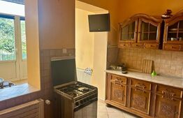 Apartament 3 camere la casă, mobilat, cu terasă și parcare în curte