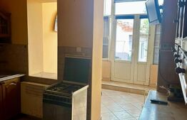 Apartament 3 camere la casă, mobilat, cu terasă și parcare în curte