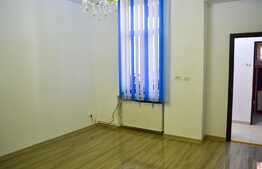 Apartament 3 camere, semidecomandat, zona Sinaia