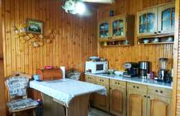 Apartament 4 camere, semidecomandat, cu garaj, zona linistita