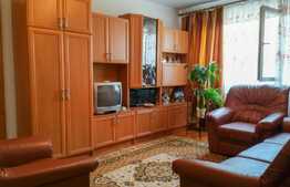 Apartament 4 camere, semidecomandat, cu garaj, zona linistita