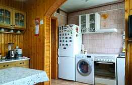 Apartament 4 camere, semidecomandat, cu garaj, zona linistita