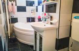 Apartament 4 camere, semidecomandat, cu garaj, zona linistita