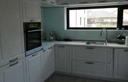 Duplex MOBILAT despărţit prin garaj cu suprafață utilă de 150 mp și teren de 350 mp în Dumbrăviţa 