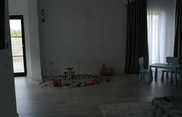 Duplex MOBILAT despărţit prin garaj cu suprafață utilă de 150 mp și teren de 350 mp în Dumbrăviţa 