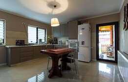 Casa tip duplex, 200 mp utili, 382 teren,  Dumbravita Lac