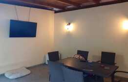 Casă 2 corpuri, suprafaţă de 270 mp în zona Stadion 