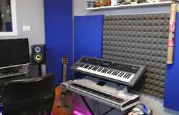 Casă de 30 mp utili + studio 20 mp, curte comună, zona Balcescu