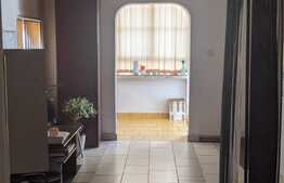 Casa de vanzare cu spatiu comercial, 230 mp utili, zona Sagului