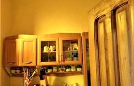 Apartament de 3 camere în clădire istorică, 88 mp, zona Sinaia!