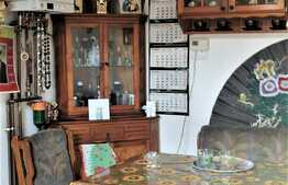 Apartament de 3 camere în clădire istorică, 88 mp, zona Sinaia!