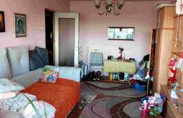 Apartament 3 camere, decomandat, etaj intermediar, zona Sagului