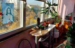 Apartament 3 camere, decomandat, etaj intermediar, zona Sagului