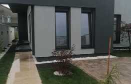 1/2 duplex cu suprafaţă utilă de 81 mp şi teren 324 mp în Moşniţa Nouă