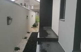 1/2 duplex cu suprafaţă utilă de 81 mp şi teren 324 mp în Moşniţa Nouă