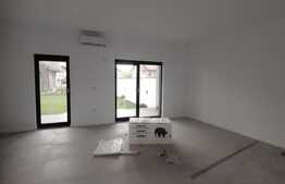 1/2 duplex cu suprafaţă utilă de 81 mp şi teren 324 mp în Moşniţa Nouă