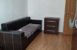 Inchiriez apartament cu 2 camere, baie si bucatarie, decomandat , utiliat/mobilat  zona spitalului Judetean 