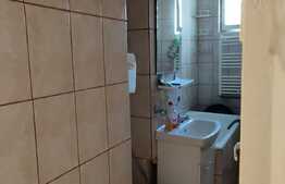Inchiriez apartament cu 2 camere, baie si bucatarie, decomandat , utiliat/mobilat  zona spitalului Judetean 