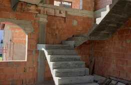 Casă unifamilială cu suprafață utilă de 350 mp și teren de 625 în Moșnița Nouă