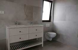 1/2 duplex la cheie cu suprafaţă utilă de 120 mp şi teren de 430 mp  în Dumbrăviţa