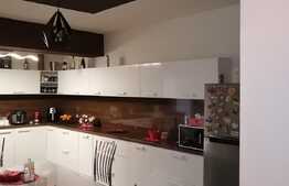 Vila frumoasa cu teren de 620 mp, 280 mp utili, 2 corpuri, zona Dambovita