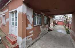 Casă cu suprafaţă utilă de 150 şi teren de 741 pe stradă principală în Mehala