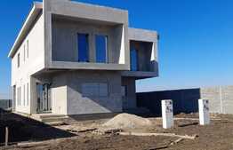 Oportunitate! Casa cu 4 camere, tip duplex, Mosnita Veche!