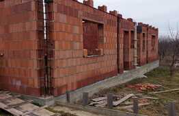 Casa la rosu de 170 mp in Padureni