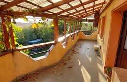 Casa cu 8 camere, 250 mp, zona Mosnita Noua