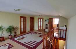 Casa cu 8 camere, 250 mp, zona Mosnita Noua