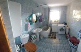 Casa cu 8 camere, 250 mp, zona Mosnita Noua