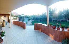 Casa cu 8 camere, 250 mp, zona Mosnita Noua