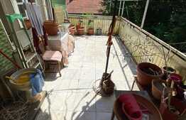 Apartament de 4 camere, decomandat, 212 mp si teren, zona Neptun