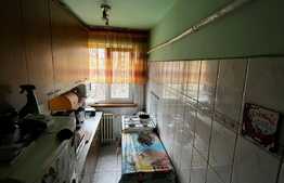 Apartament 3 camere, 55 mp, semidecomandat, zona Sagului