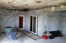 Vila cu spatiu comercial P+E+M, 340 mp, teren 432 mp in Plopi