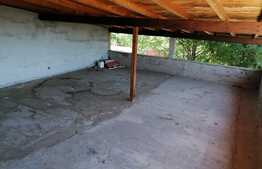 Vila cu spatiu comercial P+E+M, 340 mp, teren 432 mp in Plopi