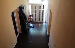 Vila cu spatiu comercial P+E+M, 340 mp, teren 432 mp in Plopi