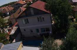 Vila cu spatiu comercial P+E+M, 340 mp, teren 432 mp in Plopi