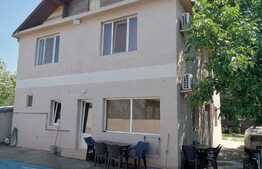 Vila cu spatiu comercial P+E+M, 340 mp, teren 432 mp in Plopi